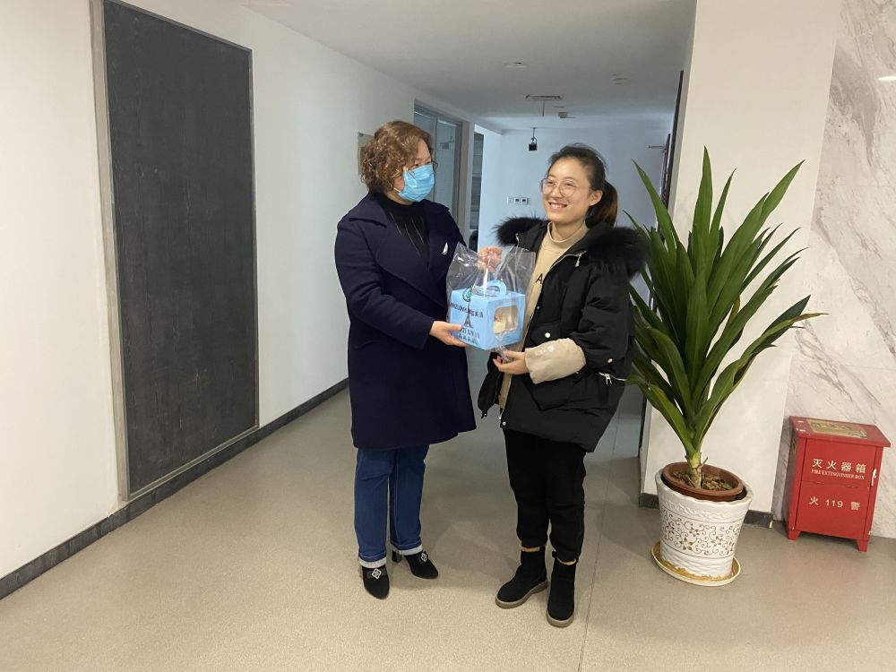 工會(huì)主席為生日員工送蛋糕1.jpg